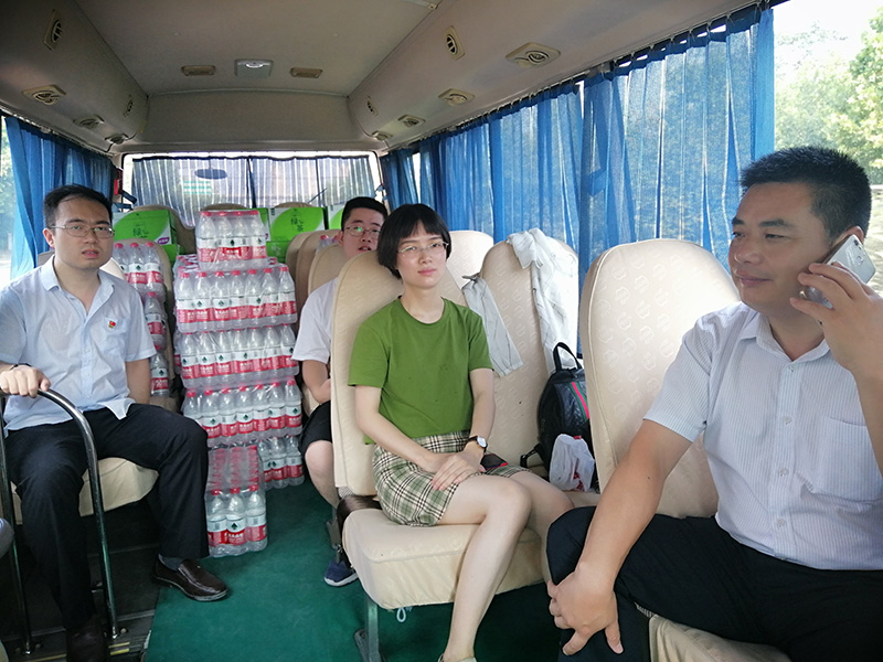 新視野開展“酷暑送清涼、慰問一線交警”黨員志愿服務活動